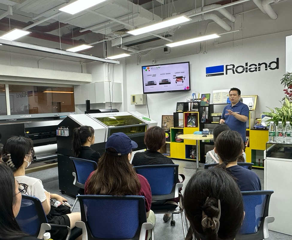 帶領(lǐng)學(xué)生參觀RolandDG工作室學(xué)習之旅